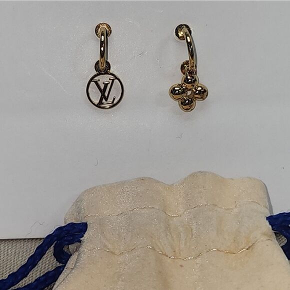 Authentic Louis Vuitton Blooming Earrings PRISTINE CONDITION with Dustbag - Picture 9 of 10